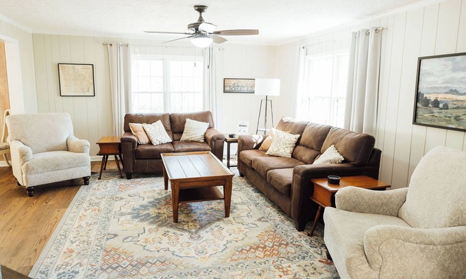 Dahlonega House | Spacious cottage convenient to Dahlonega, wineries & outdoor adventures!