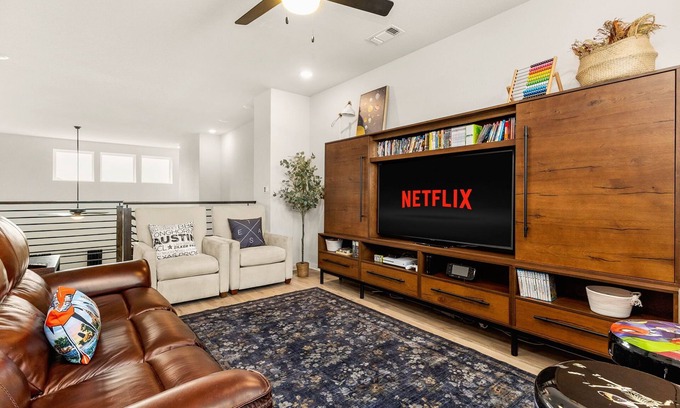 Buda House | Spacious Family 5BR Getaway/Sleeps 12, Smart TVs & Open Living