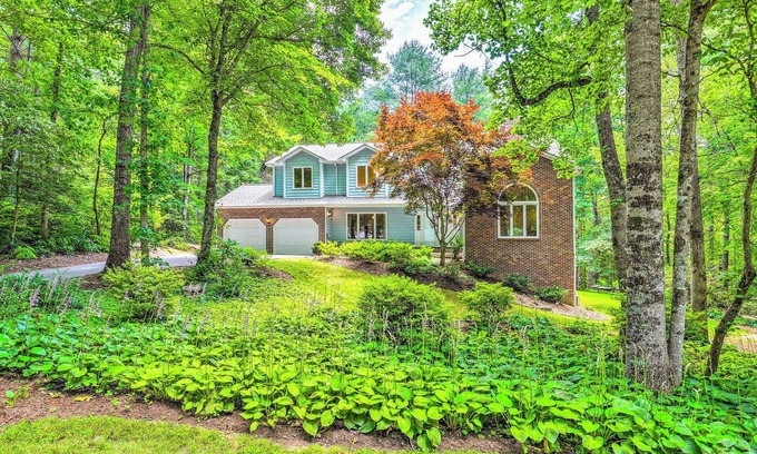 Royal Pines House | Spacious Family Home Near Hiking & Breweries!