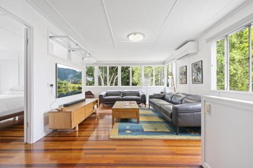 Gordon Park House | Spacious Family Home with Garden in Quiet Suburb