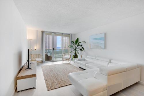 Sunny Isles Beach Apartment | Spacious Family Escape with Pool & Beach Access