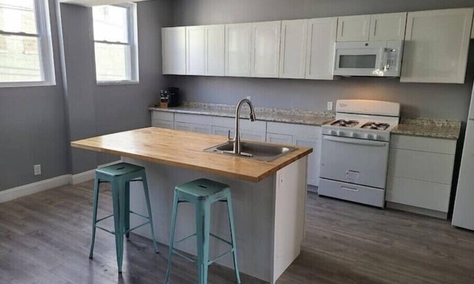 Carbondale Apartment | Spacious Free Wi-Fi Quiet TVsn