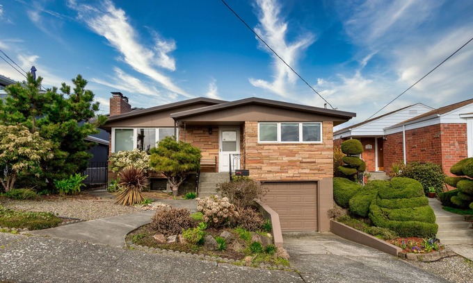 Southeast Magnolia House | SPACIOUS HOME in Quiet Neighborhood