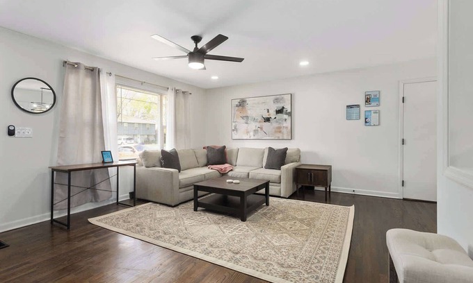 Lee's Summit House | Spacious Home+Sleeps 9+Pets Welcome+Steps to Shops