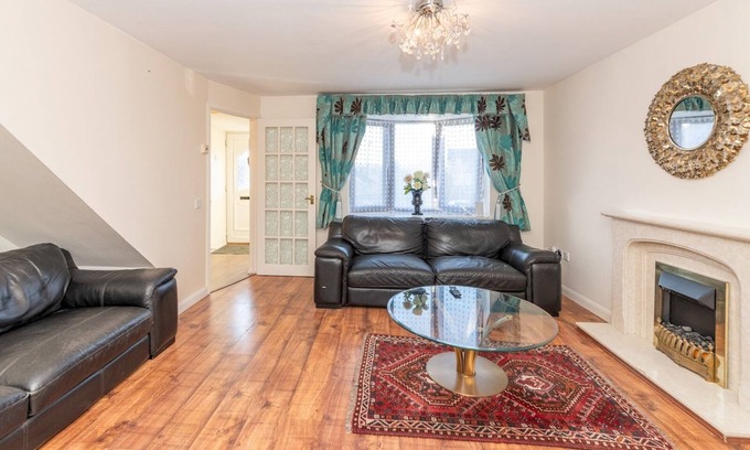 Calcot House | Spacious Home with Modern Amenities Near IKEA | Pass the Keys