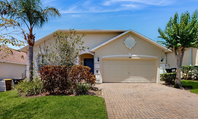 Highgate Park House | Spacious home with private pool, pool table and air hockey