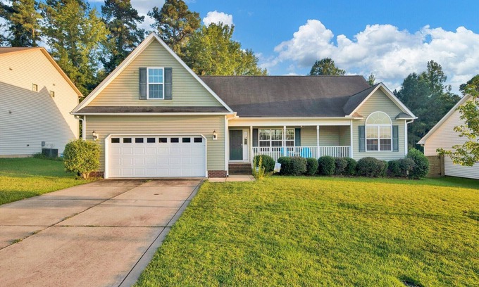 Pine Forest House | Spacious π Just Minutes From Fort Liberty and Methodist University!