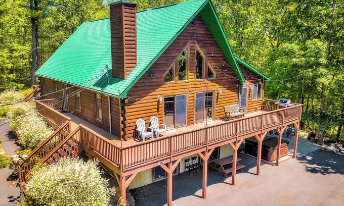 Lakeville Cabin | Spacious Lakeville Log Chalet with Hot Tub