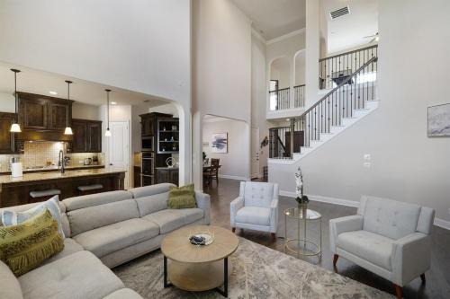 Frisco House | Spacious & Luxe 5 Star Neighborhood Movie Theatre