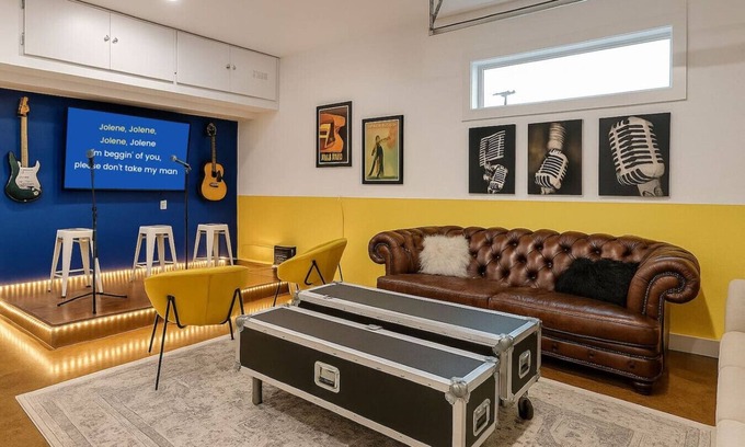 Hadley - Washington Apartment | Spacious & Modern: 2 Rooftops, Stage, Games & More