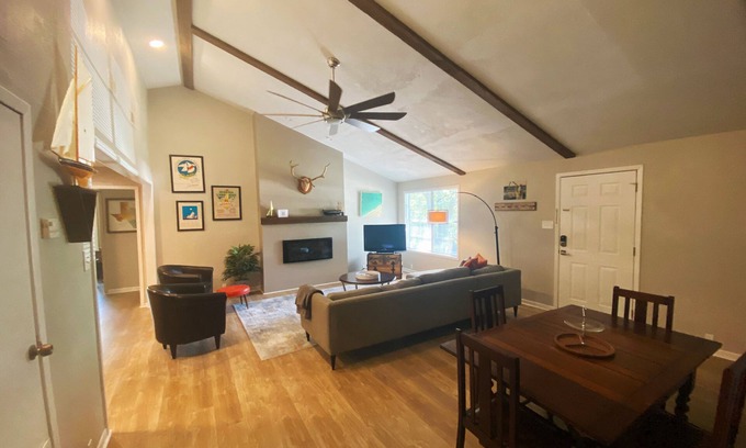 Gordonville House | Spacious Modern Lake Retreat w/Deck! Only a short Walk to Swimming and Fishing!