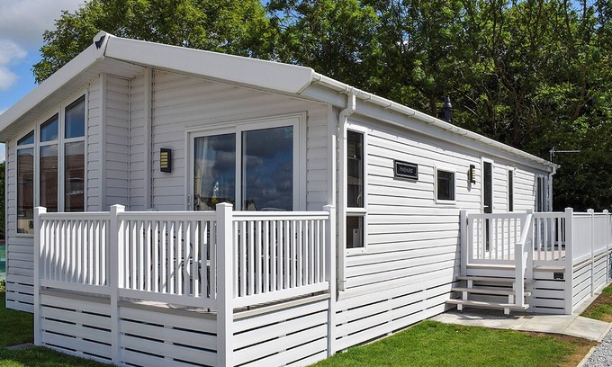 Arnold House | Spacious, modern lodge with two doubles and one twin.