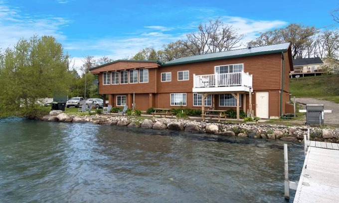 Mayfield House | Spacious Multi-Unit Retreat with Lakefront Views