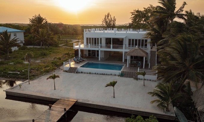 Boca Ciega Villa | Spacious Oceanfront Villa with Barrier Reefs View & Private Pool