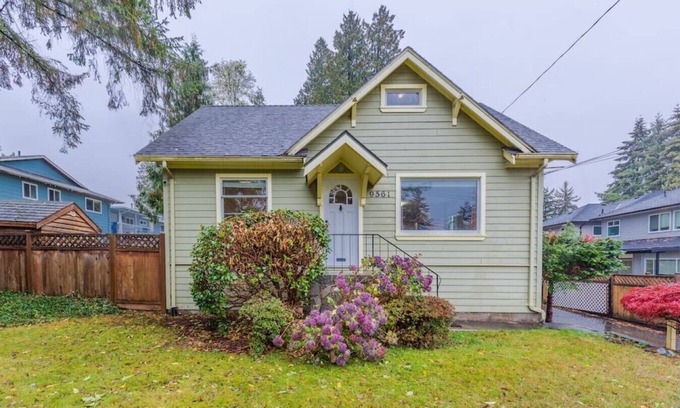 Delta House | Spacious Pet Friendly 3 Bed Home w Back/Front Yard
