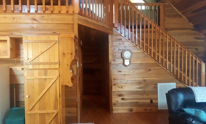 Springville Cabin | Spacious private Cabin. Ideal for fishing tournaments and family weekends.