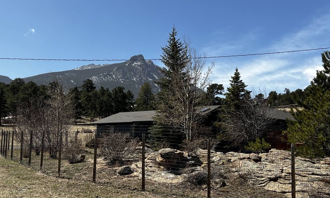 Carriage Hills House | Spacious ranch house with hot tub, mountain views and a top notch furnishings.