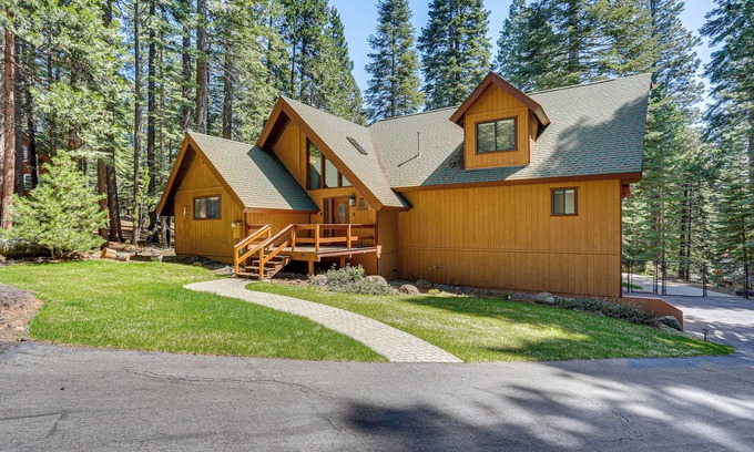 Lake Almanor Country Club House | Spacious Retreat w/Backyard: 1 Mi to Lake Almanor