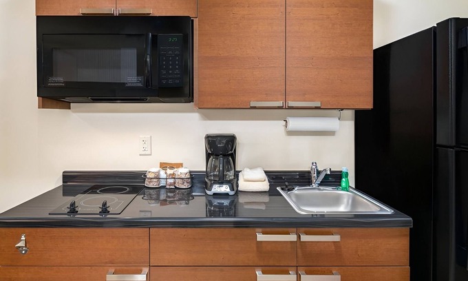 Berwick Hotel | Spacious Room w/Kitchenette for Families Traveling Near Adventureland Resort