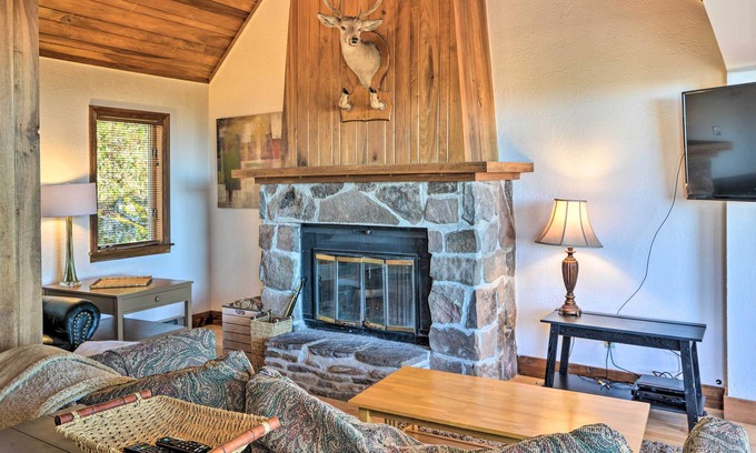 Snowshoe Cabin | Spacious Snowshoe Cabin w/ Sunset Mtn Views!
