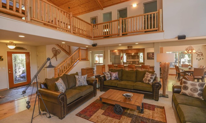 Truckee Cabin | Spacious Tahoe Donner Home w/Private Hot Tub, Pool Table, Darts, and HOA Gym and Pool Access!
