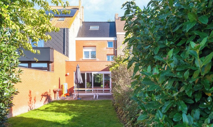 Nieuwpoort House | Spacious town house at canal with garden