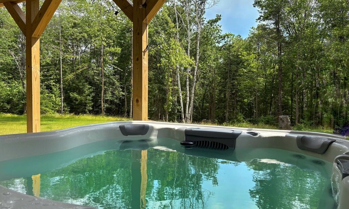 Thornton House | Spacious Yard & Deck - Hot Tub - 120” Projector - 12mins-Waterville Valley