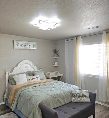 Pasco House | spare private luxury room