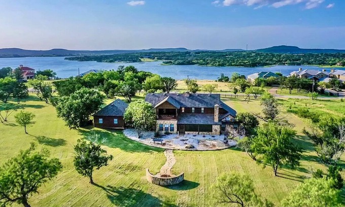 Palo Pinto County House | SPARKLING POOL Gorgeous 6 Bed 5 Bath on 3 Acres