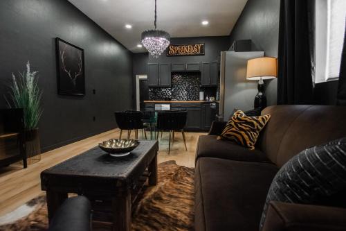 South Broadway Apartment | Speakeasy Suite at ArnoTriplex!