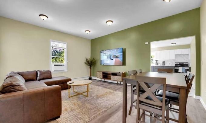 South Side Apartment | Spectacular and Spacious 3-bedroom apartment with AC and heater in Mount Vernon.