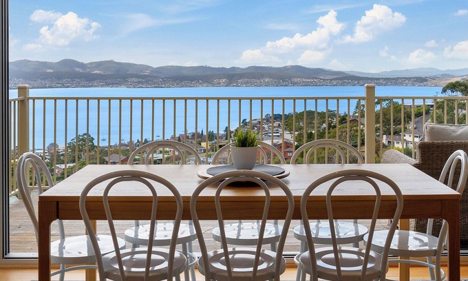 Mount Nelson House | Spectacular Views - 4 Bedroom House