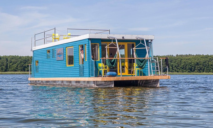 Havelsee Boat Rental | Spend your vacation differently - on this modern and colorful houseboat you can relax in the middle