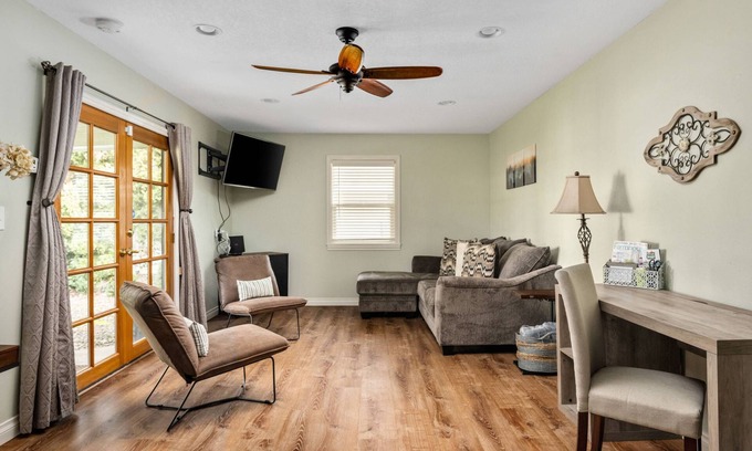 Hillsboro House | Splendid Location, Single Level, Pet Friendly, Huge Fenced Yard, BBQ, Games, Next to School Fields