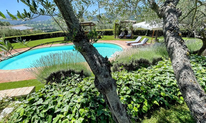 Spoleto Villa | Spoleto Tranquilita. Slps 16. Wifi. Pool. Yoga Studio. Gardens. Fantastic Views.