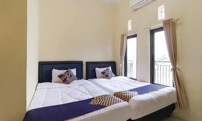 Karawang Hotel | SPOT ON 3859 Sweet Candy 2NearResinda park mall