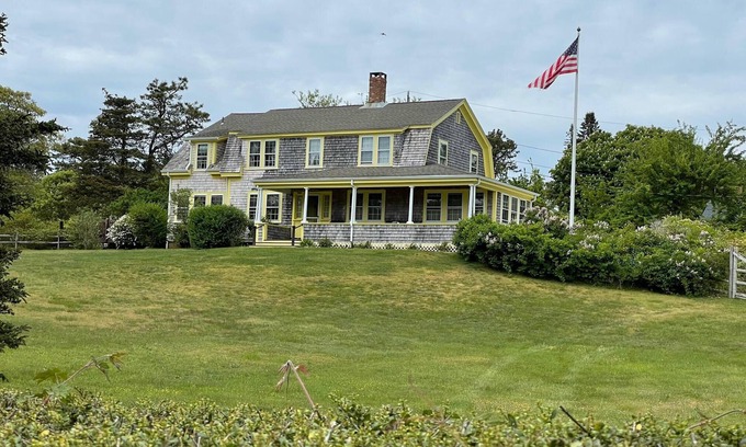 North Chatham House | Sprawling Family home located across from Chatham Harbor