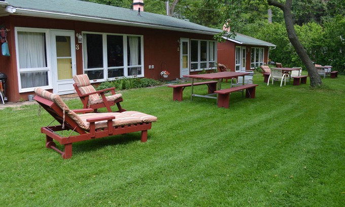 Lakeside Cottage | *SPRING DISCOUNT!* Right on Lake Michigan! Large 2 acre yard and private beach