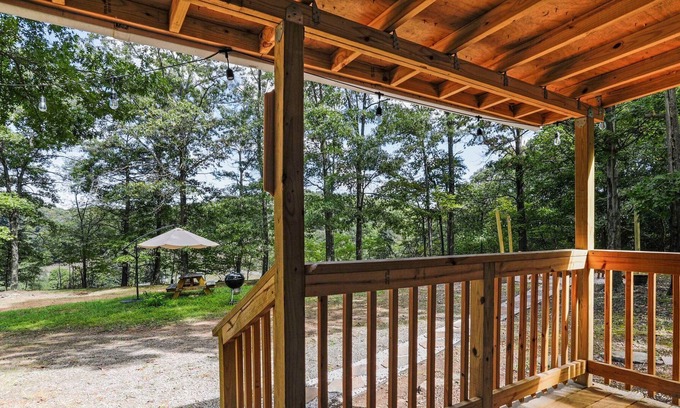 Berkeley Springs Cabin | SPRING IS HERE!!! RUSTIC/MODERN Log Cabin!! Hot Tub~King Bed~Fire pit~Wi-Fi