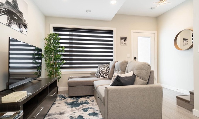 Winnipeg House | St Boniface+Eye Catching 2 Bdr+ Parking Included (4-372)