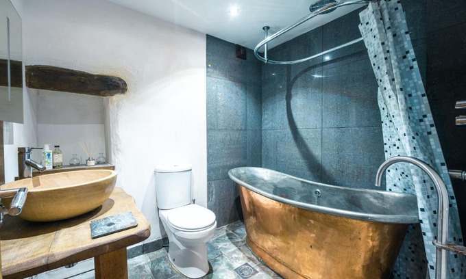 St Davids Apartment | St Davids Hideaway with Roll-top Bath & Log Burner
