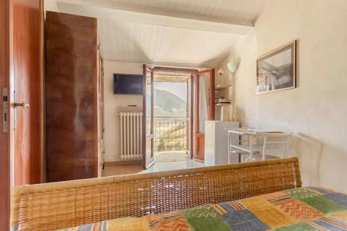 Castel di Tora House | Stanza con terrazzo Vista Lago - LAKEHOLIDAY