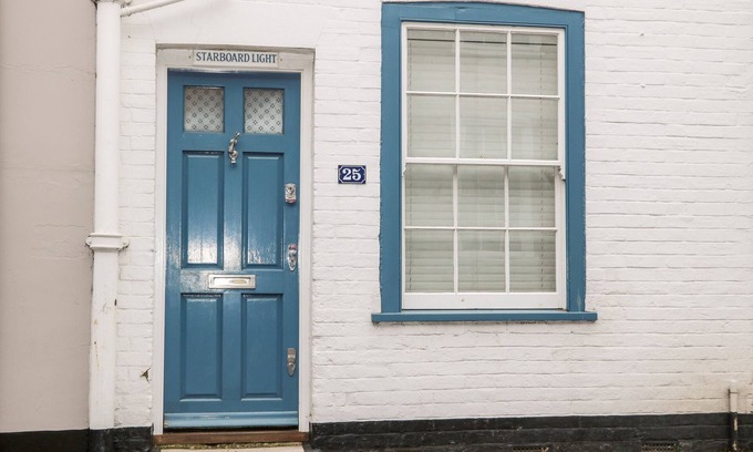 New Forest District Cottage | STARBOARD LIGHT, pet friendly, character holiday cottage in Lymington