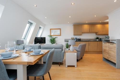 Newbury Apartment | StarHost Residences - Central 3 Bed Apartment at Regents Court, Newbury