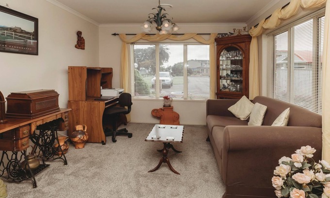 New Plymouth House | STAY AT SADDLE ROW - A five minute drive and a fifteen minute walk to the CBD.