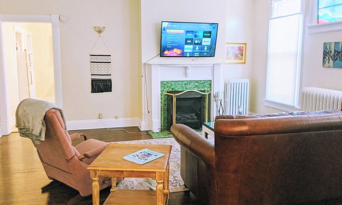 Dundee-Happy Hollow Historic District Apartment | Stay Classy at 2-Queen in Heart of Omaha - Dundee Neighborhood - Porch