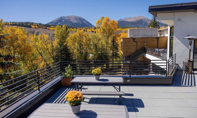 Silverthorne Hotel | Stay Close & Comfortable – 3 Modern Units, Walk to Shops, Cafés & Music
