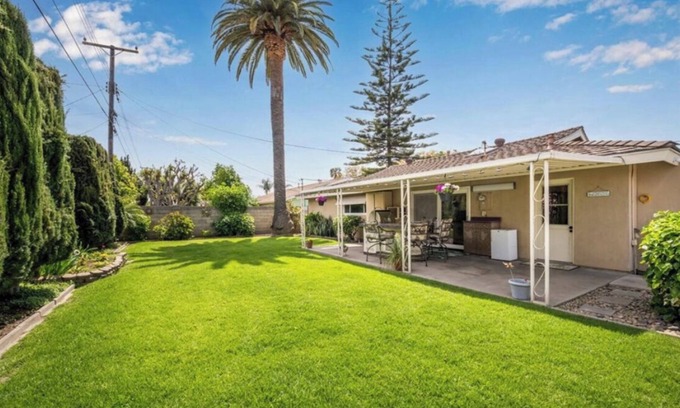 Midway City House | Stay in the heart of Orange County! Minute to Disneyland, Little Saigon