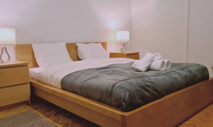 City Centre Ski Chalet | STAY Mythos Down Town House