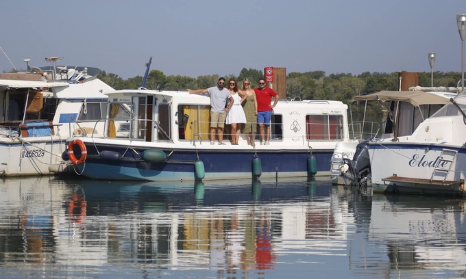 Vallabregues Boat Rental | Stay on the water in Provence in a small barge